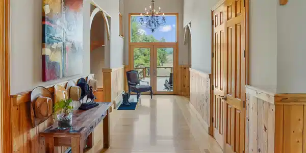 Image 4: Foyer