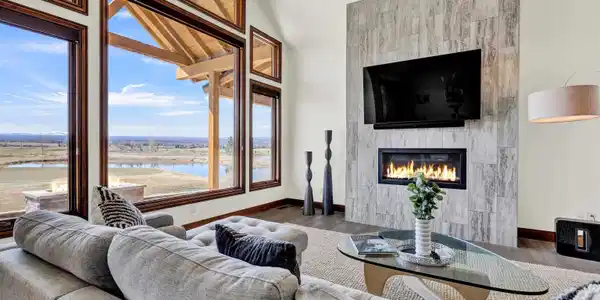 Image 4: Living Room