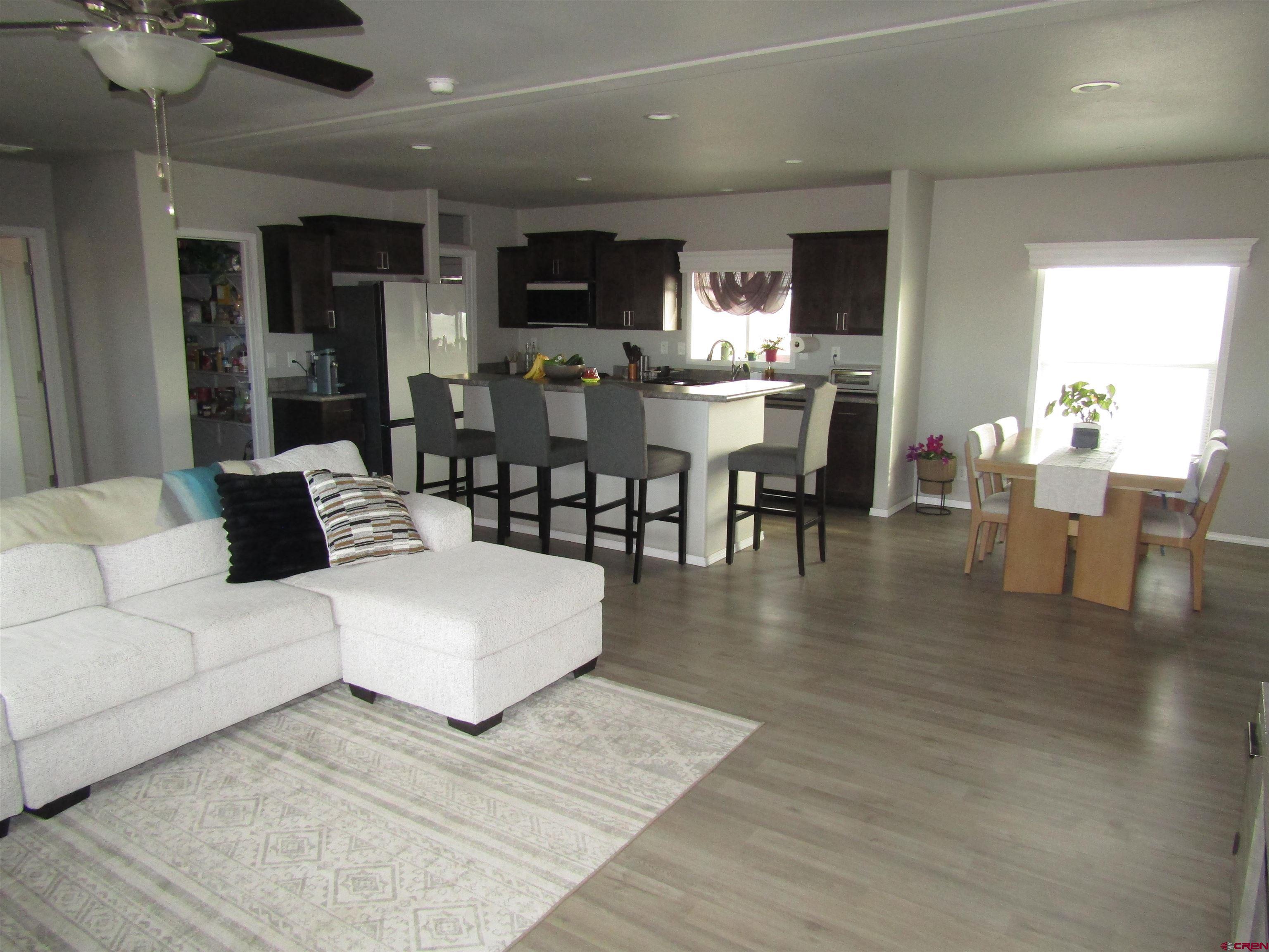 Image 4: Living Room