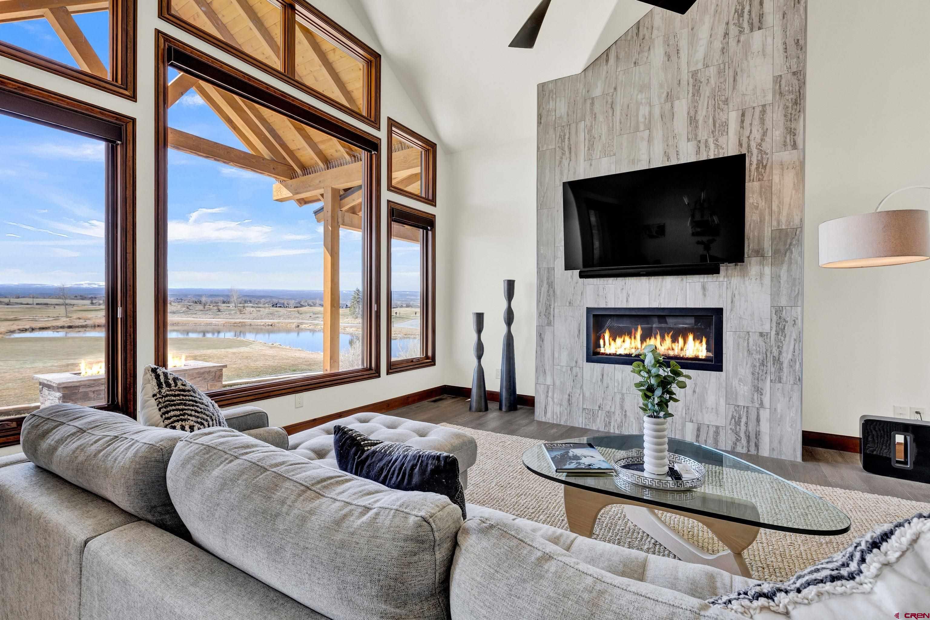 Image 4: Living Room