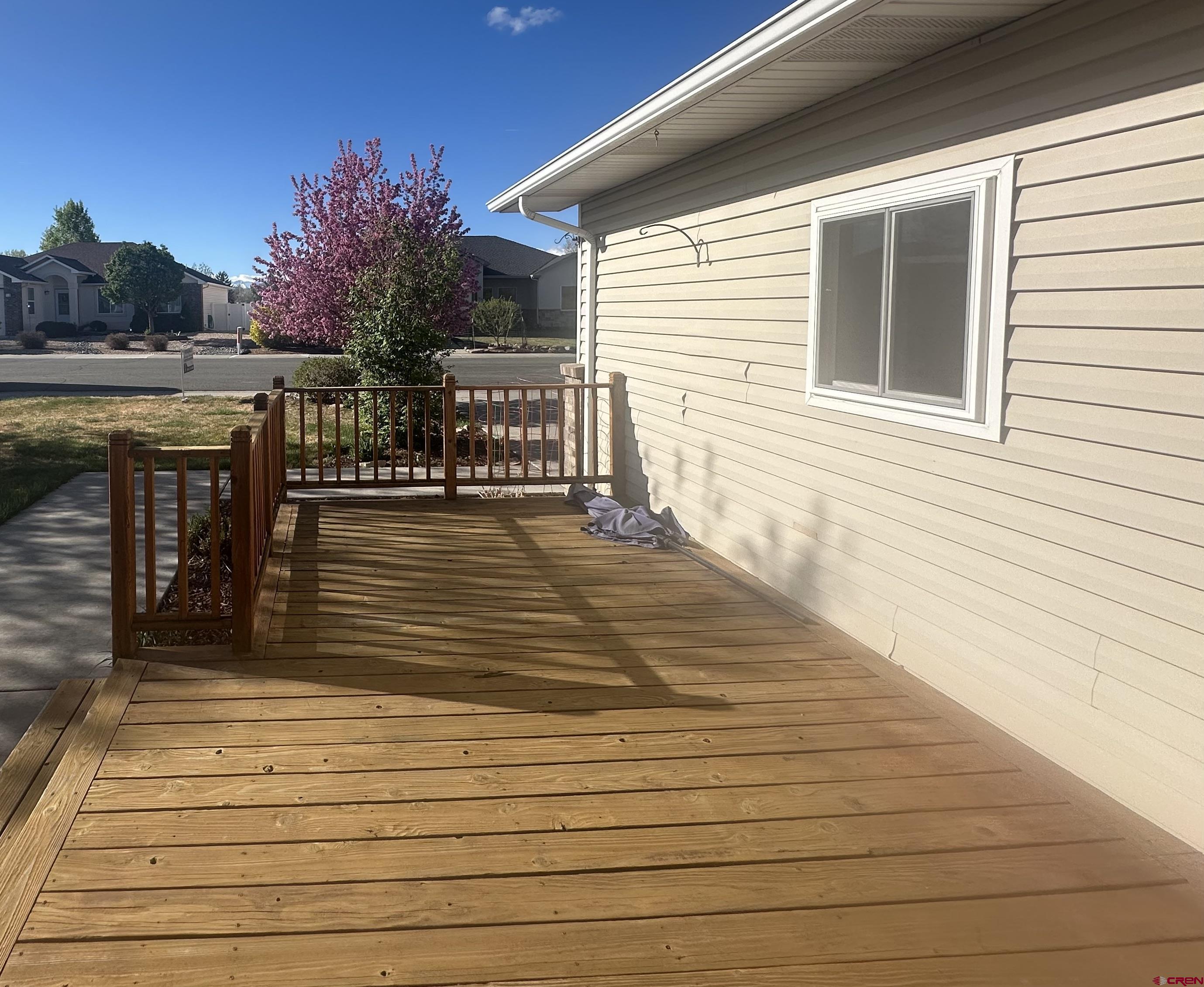 Image 4: Front Deck