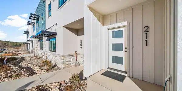 Image 3: Front entrance