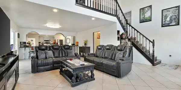 Image 3: Living Room
