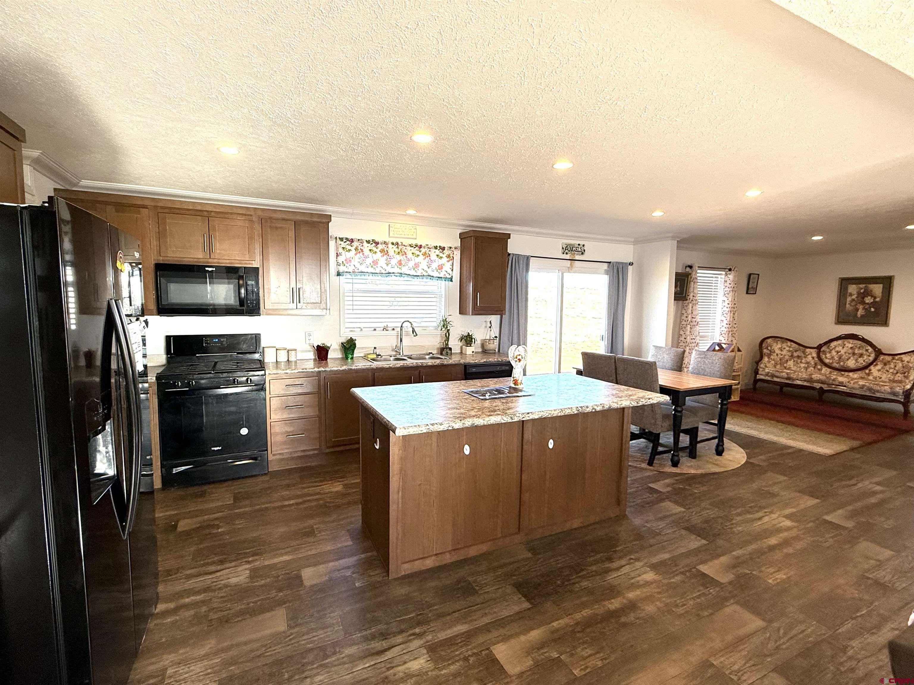 Image 4: Kitchen