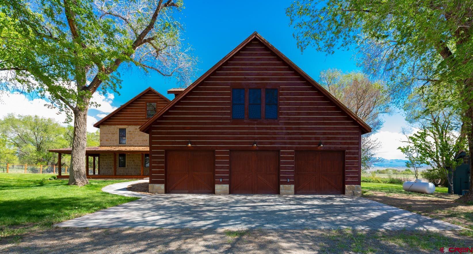Image 4: Garage