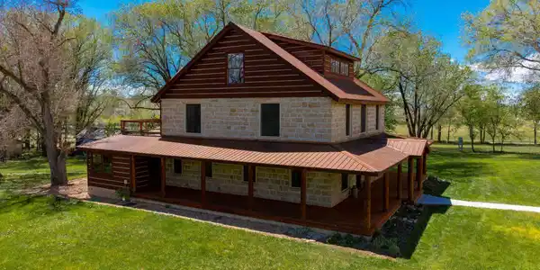 Image 3: side of house