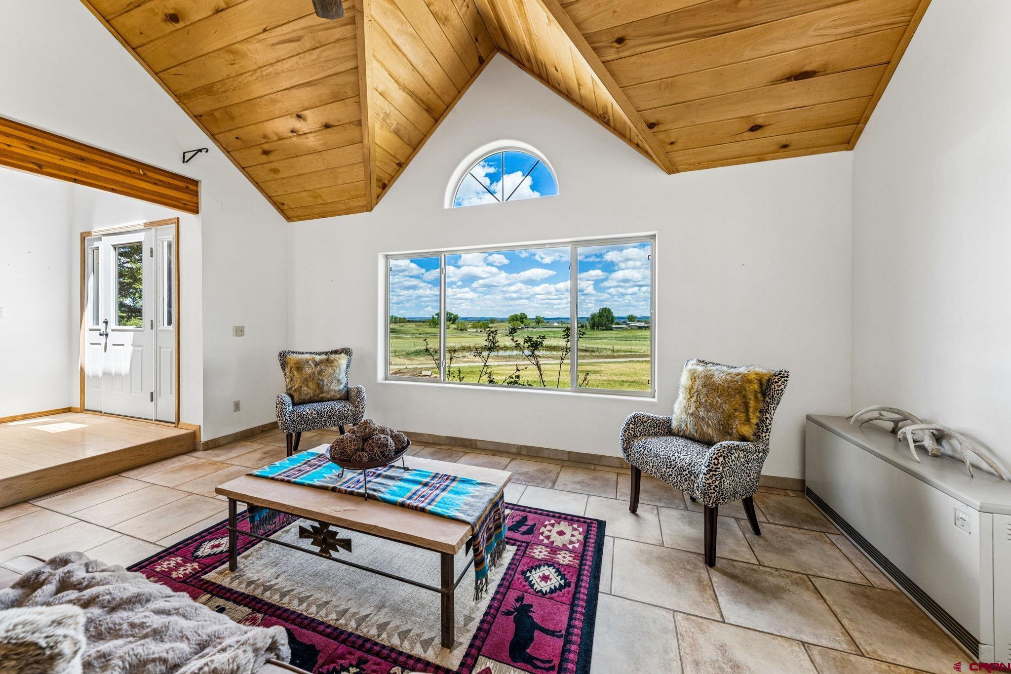 Image 4: Living Area