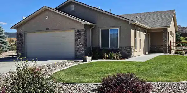 335 SE Cobblestone Court