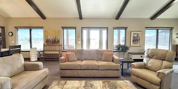 Image 4: Living Room