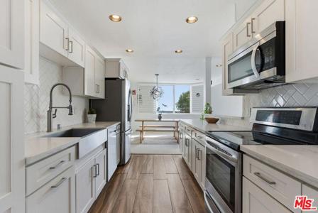2385 Roscomare Road