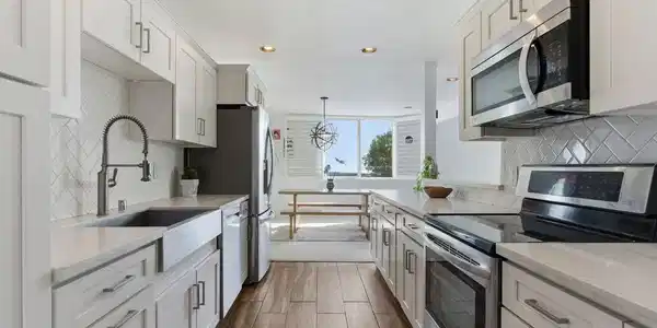 2385 Roscomare Road