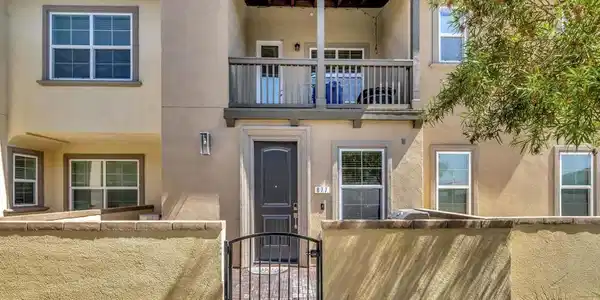 877 Blackstone Dr