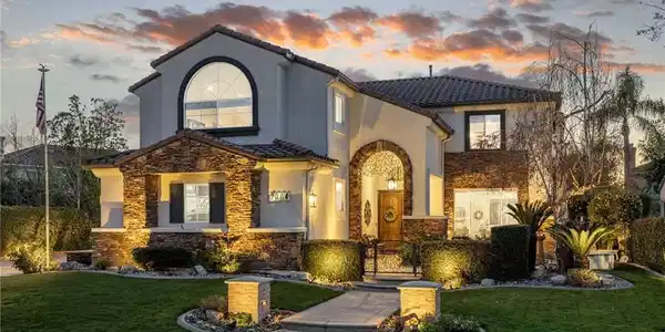 2384 Canyon Crest