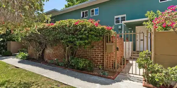 5418 1/2 Village