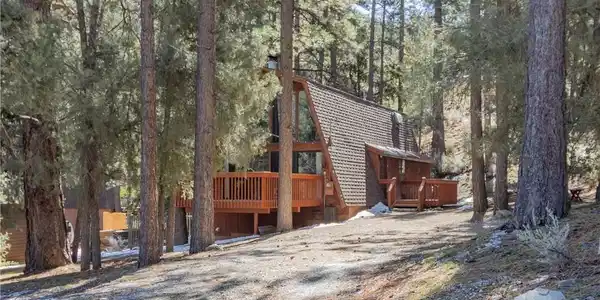 2104 Pinewood Court