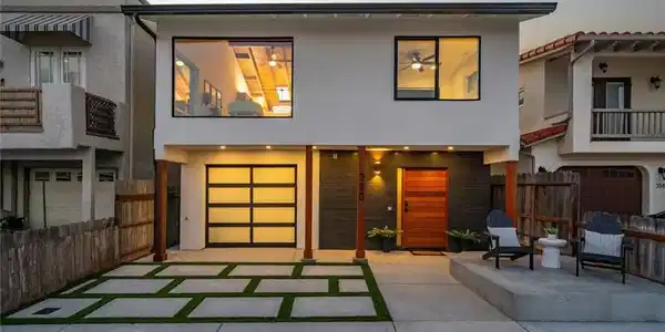 320 Capistrano Avenue