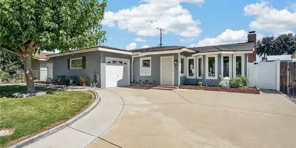 230 E Pioneer
