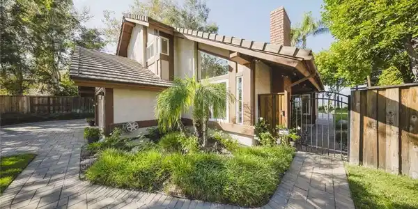 813 Avenida Loma