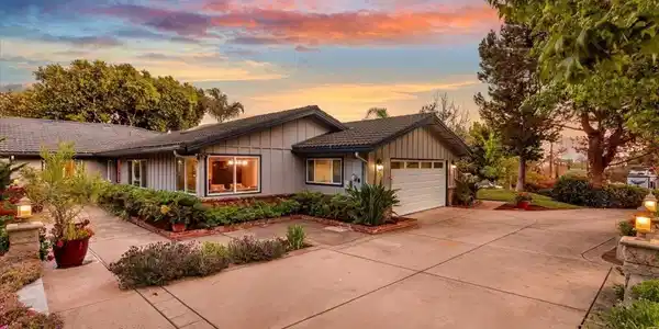 4317 Avenida Gregory