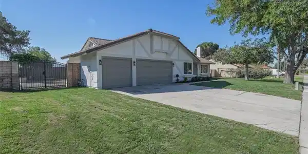 211 W Columbine Avenue