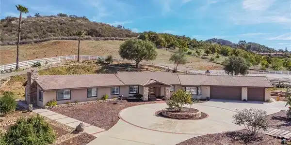 45400 Via Vaquero