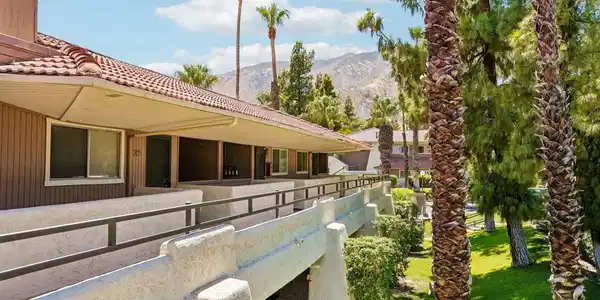 550 N Villa Court