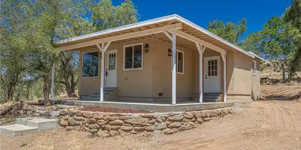 8709 Sierra Highway