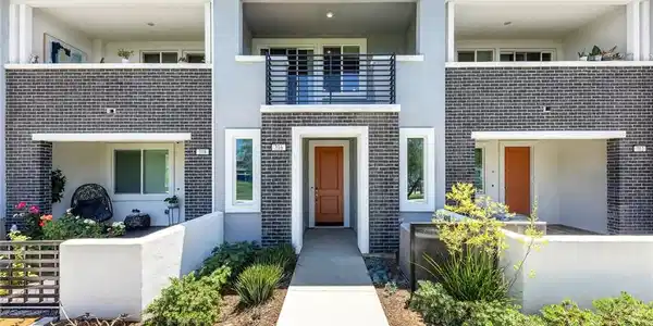 316 Lockhart Way