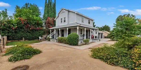 323 E Colton