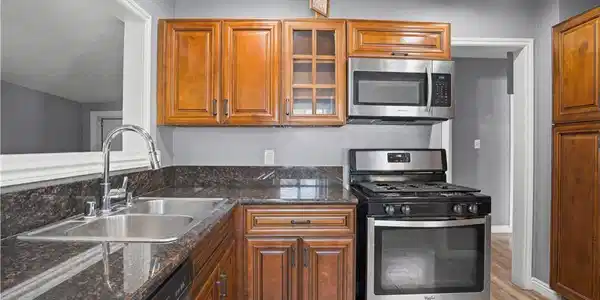 839 W 30th