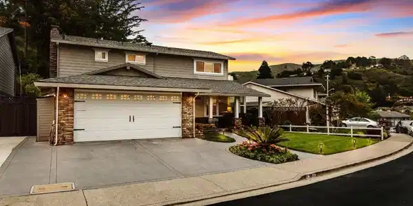 12 Yellowstone Way