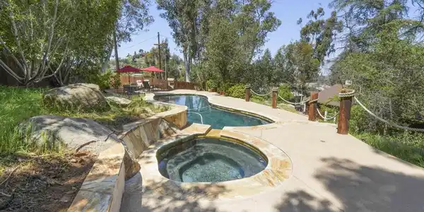 1533 Skyline Lane