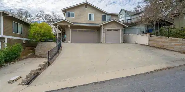 2438 Captains Walk