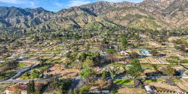 516 E Las Flores Drive