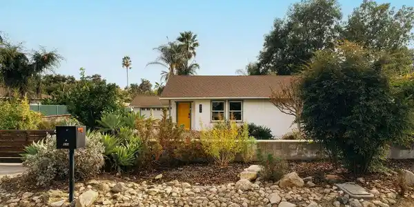834 W Altadena Drive