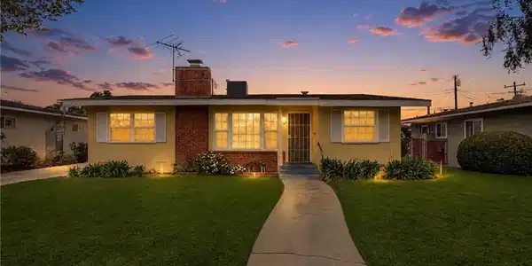 1045 Casa Hermosa