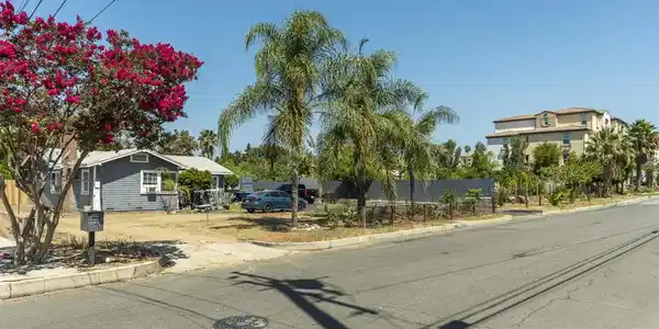 890 S Magnolia Avenue