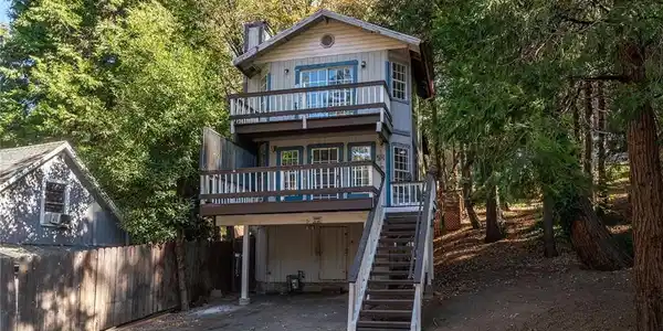 461 Log Lane