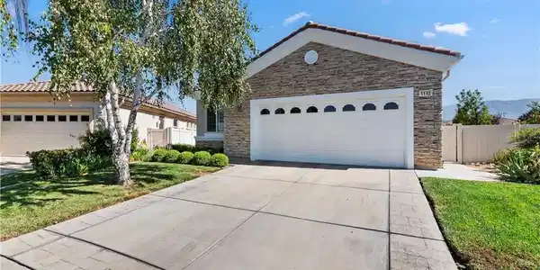1142 Wisteria