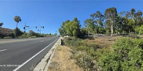 17401 La Sierra