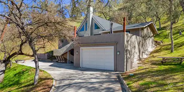 2574 Shoreline Road