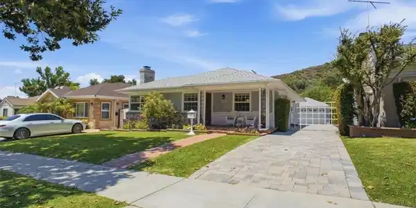 2049 E Glenoaks