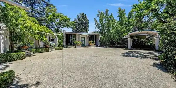 935 Hillcrest
