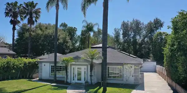 220 W Hillcrest Boulevard