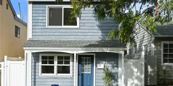 2507 E Glenoaks