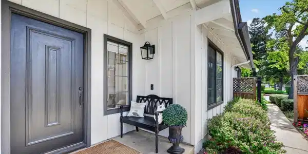 17590 Carriage Lamp Way