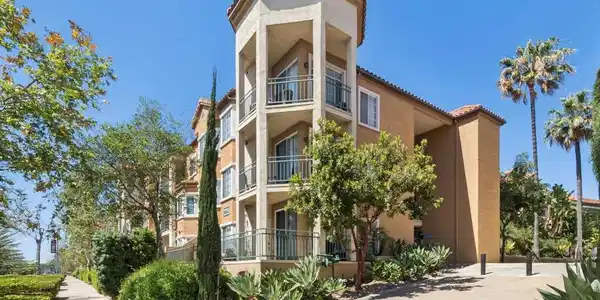 2220 Camino De La Reina