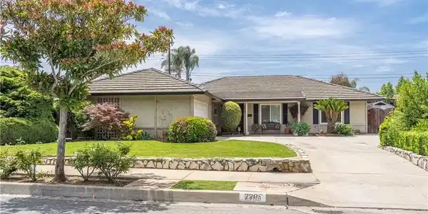 2208 E Linfield