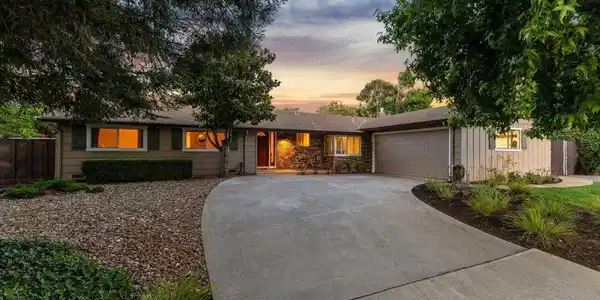 978 Kenston Dr