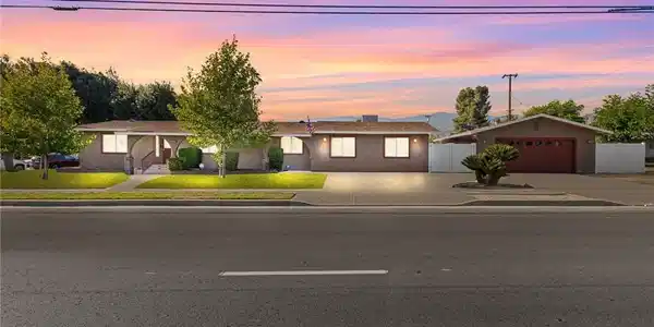 1060 E Lynwood
